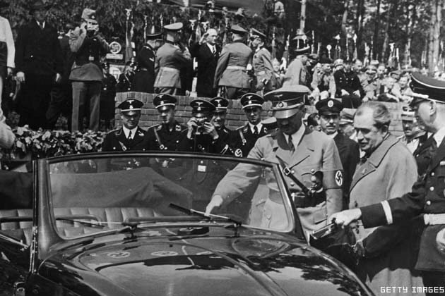 Porsche apresentando a Hitler seu projeto
