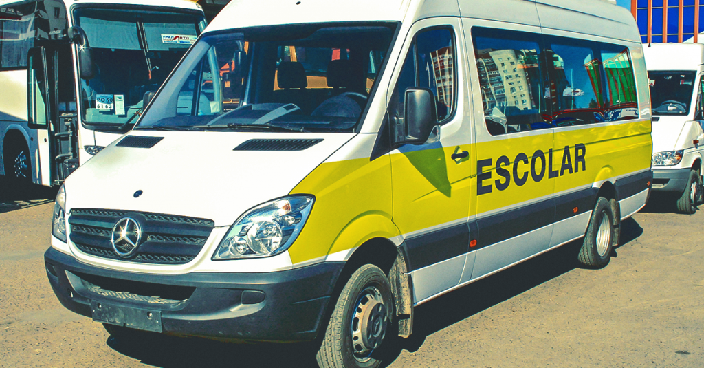 Escolha um transporte escolar seguro para seus filhos, e use Autotrac Mini para acompanhar o trajeto e a velocidade.